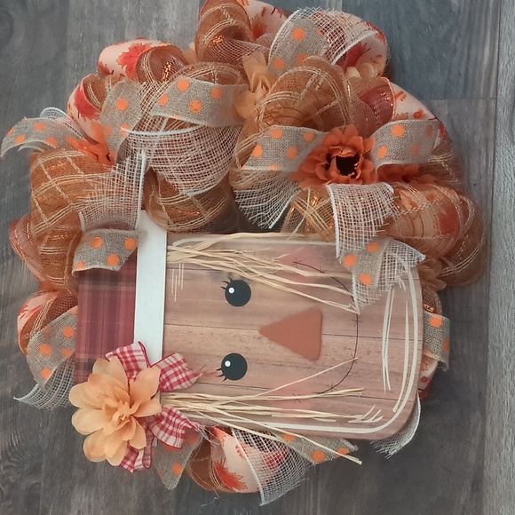 Pretty Betty Scarecrow Wreath - Picture 3 of 14